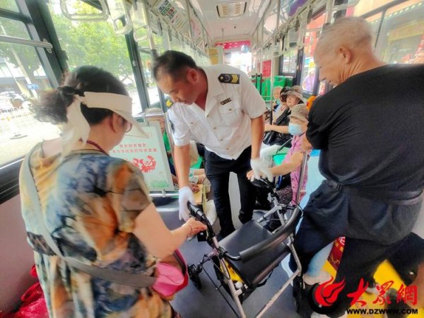 长宏策略 “早市公交”暖人心！驾驶员化身“搬运工”，贴心服务获点赞