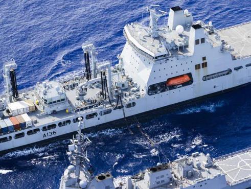 广盛网  英国拉来艘补给船，也来闯南海